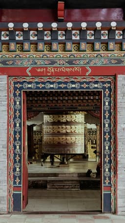 Trongsa Dzong Bhutan – Historic Fortress Monastery Perched Above the Mangde Chhu River Gorge